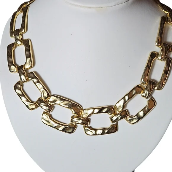 Vintage gold tone hammered square bold statement necklace. - Picture 10 of 11